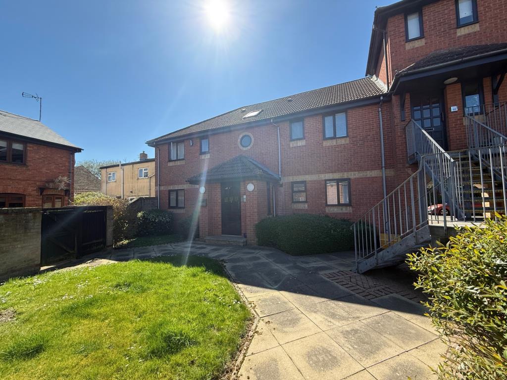 Lot: 124 - ONE-BEDROOM FLAT IN NEED OF IMPROVEMENT - Rear Aspect of block